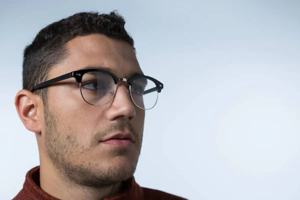 Uomo che indossa occhiali guardando lateralmente — Foto Stock