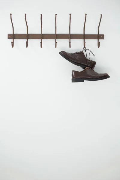 Par de zapatos colgando en gancho — Foto de Stock