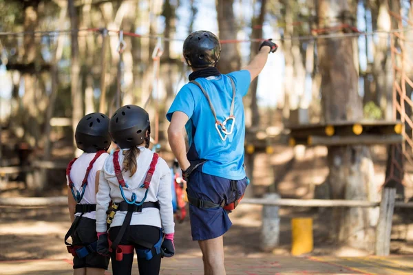 Instructeur zip lijn tonen aan kinderen — Stockfoto