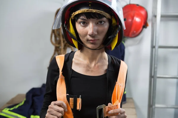 Arquiteta feminina usando correias de segurança — Fotografia de Stock