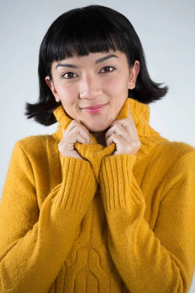 Vrouw in winter kleding poseren — Stockfoto