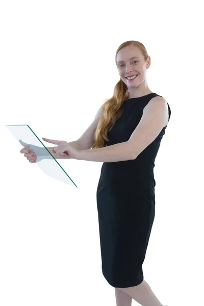 Женщина-руководитель с помощью стеклянных цифровых планшетов — стоковое фото