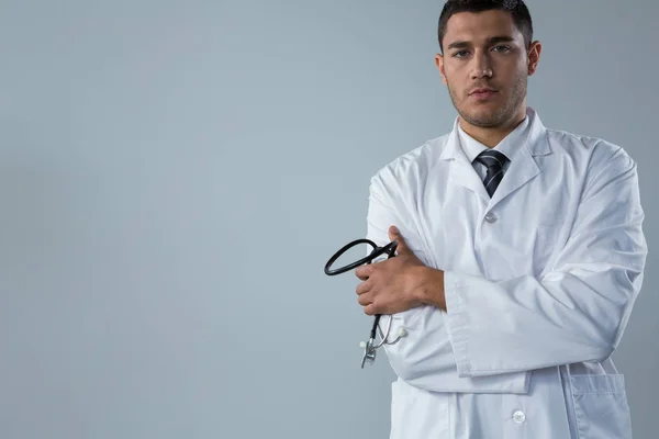 Médico de confianza de pie con las manos cruzadas — Foto de Stock