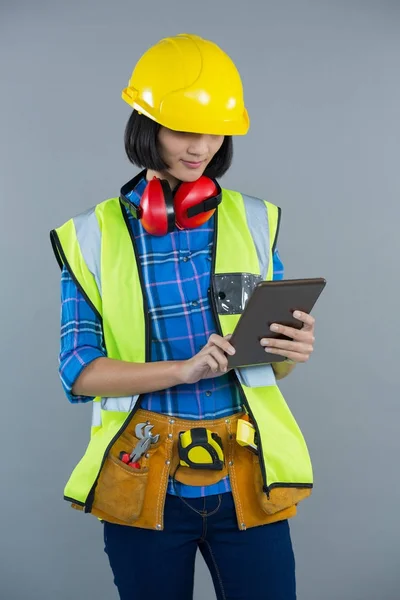 Architecte féminin utilisant une tablette numérique — Photo