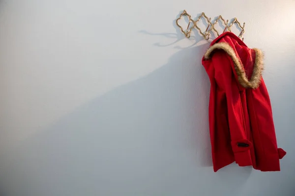 Sudadera con capucha roja colgando en gancho — Foto de Stock