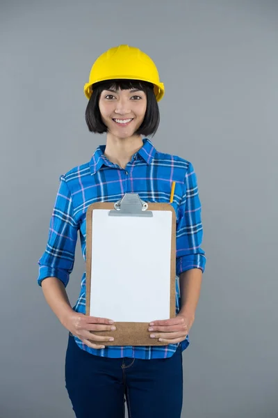 Female architect holding clipboard — Stock Photo, Image