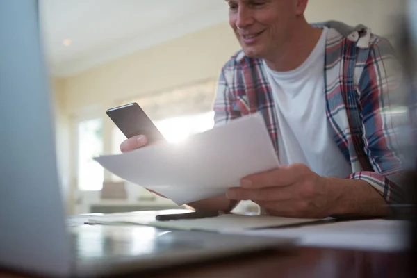 Man som använder mobiltelefon — Stockfoto