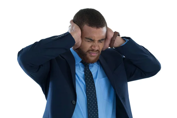 Geïrriteerde zakenman die betrekking hebben op zijn oren — Stockfoto