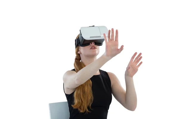 Esecutivo utilizzando cuffie realtà virtuale — Foto Stock