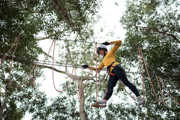 Kobieta korzystających zip line adventure — Zdjęcie stockowe