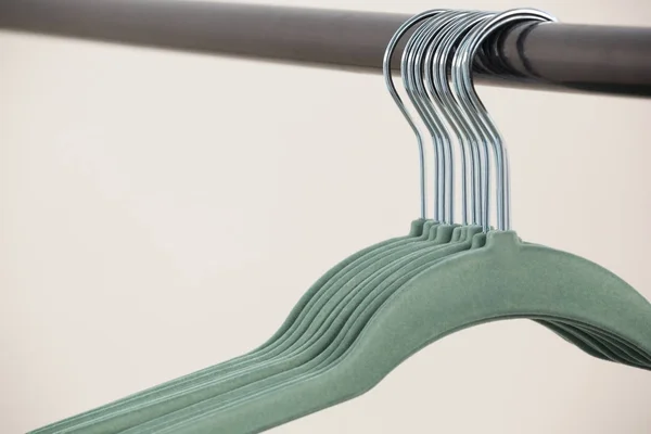 Hangers gerangschikt op kleding rek — Stockfoto