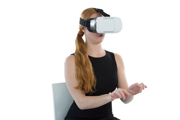 Femmina esecutivo utilizzando cuffie realtà virtuale — Foto Stock