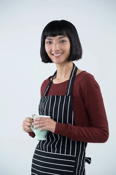Glimlachend serveerster bedrijf koffie — Stockfoto