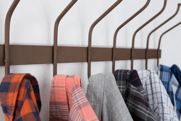Olika tröjor hängande på krok — Stockfoto