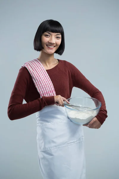 Vrouwelijke chef-kok mengen van meel in de kom — Stockfoto