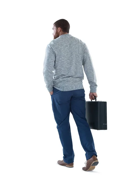 Мужчина ходит с портфелем — стоковое фото