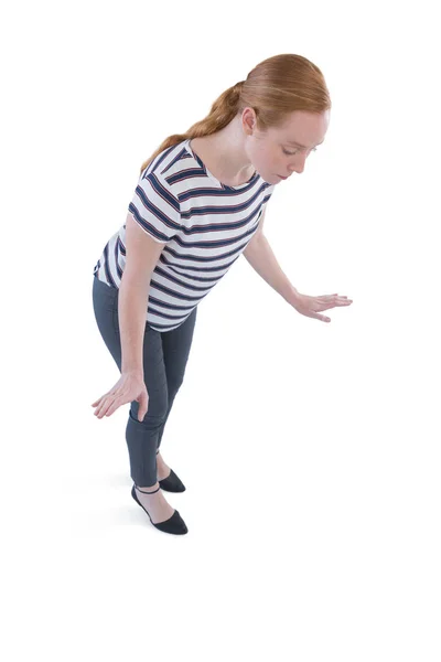 Mulher balanceando enquanto caminha — Fotografia de Stock