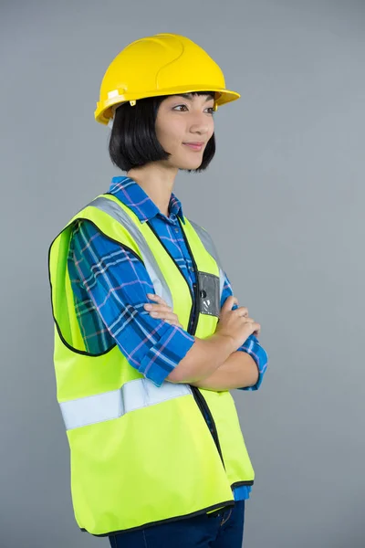 Kvinnlig arkitekt stående med armarna korsade — Stockfoto