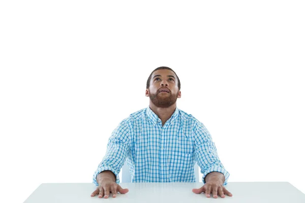 Mužské výkonný sedí u stolu — Stock fotografie