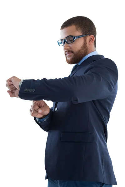 Geschäftsmann kontrolliert die Uhrzeit auf seiner Uhr — Stockfoto