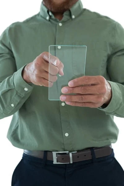 Maschio esecutivo utilizzando tablet digitale di vetro — Foto Stock