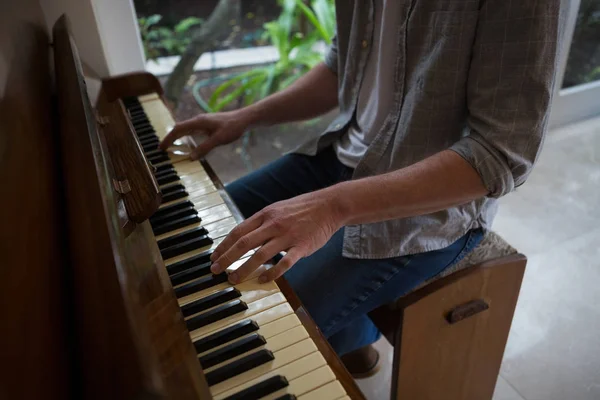 Man spelar piano hemma — Stockfoto