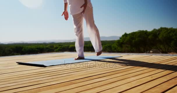 Mujer realizando yoga — Vídeo de stock