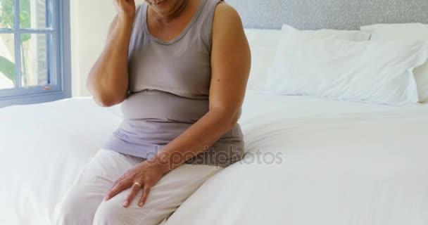 Mulher tendo uma dor de cabeça na cama — Vídeo de Stock