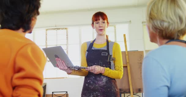 Femme interagissant avec des artistes — Video