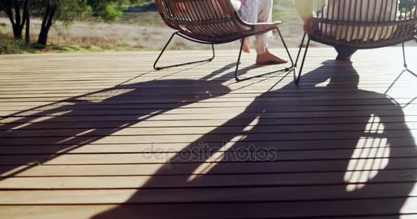 Ouple zitten in de stoelen — Stockvideo