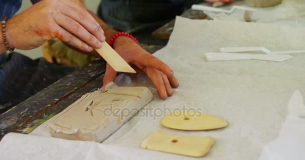 Kunstenaar molding clay aan tafel — Stockvideo