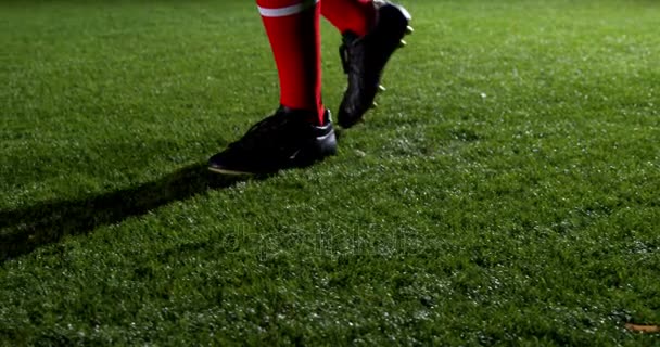 Jugador de fútbol y pelota en el campo — Vídeo de stock