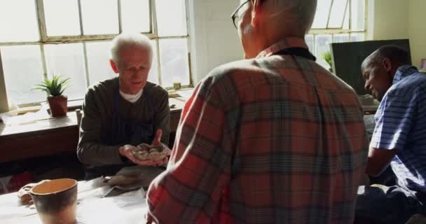 艺术家在餐桌上塑造粘土 — 图库视频影像