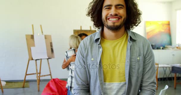 Artista sorridente na aula de desenho — Vídeo de Stock