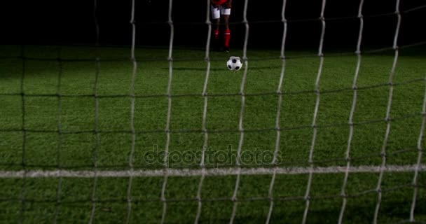 Jugador de fútbol anotando un gol — Vídeo de stock