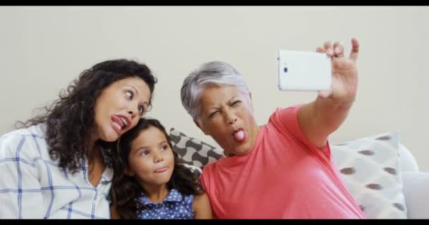 Famiglia che si fa un selfie — Video Stock