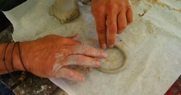 Artiste moulage argile à table — Video