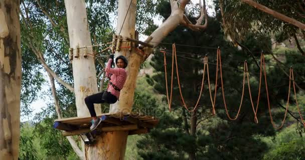 Mulher ziplining na floresta — Vídeo de Stock