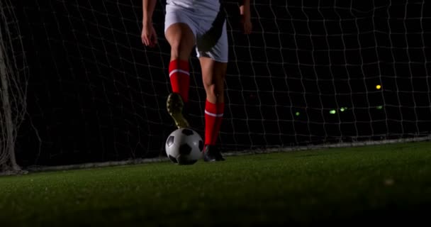 Jugador de fútbol driblando con pelota — Vídeo de stock