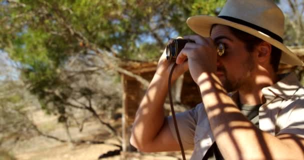 Homem olhando através binocular — Vídeo de Stock