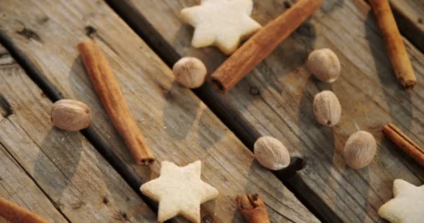 Biscoitos de Natal com paus de canela — Vídeo de Stock