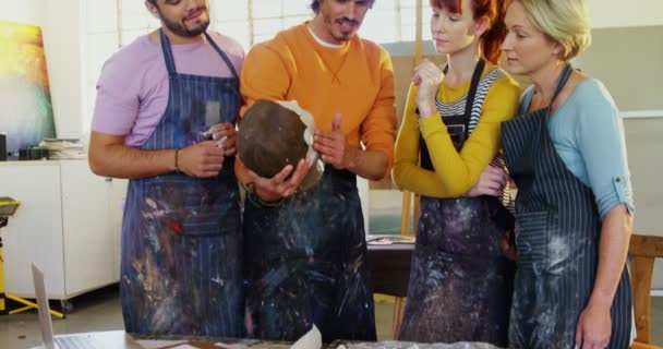 Profesor de dibujo ayudando a artistas en la escultura de cerámica — Vídeos de Stock