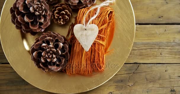Pine cones and heart shape decoration — Stock Video