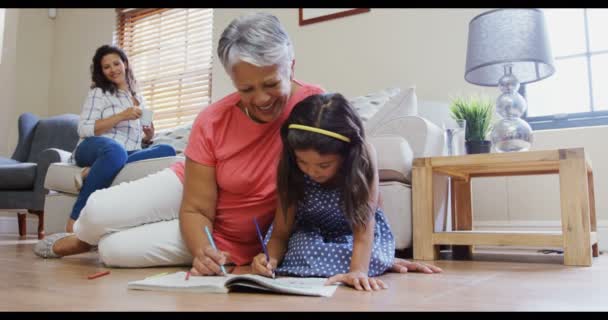 Книга-раскраска бабушки и внучки — стоковое видео