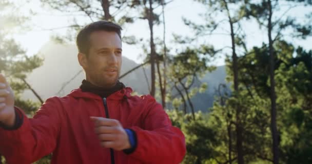 Homem realizando exercício — Vídeo de Stock