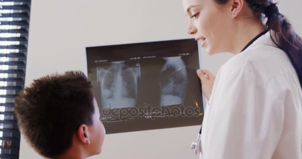 Φυσιοθεραπευτής δείχνει ακτινογραφία ασθενούς — Αρχείο Βίντεο