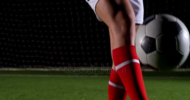 Футболист жонглирует мячом — стоковое видео