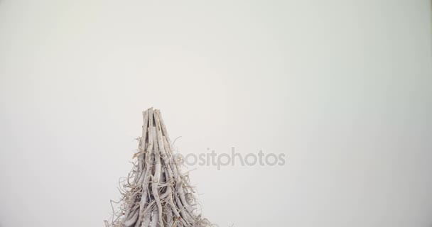 Árbol de Navidad hecho de palos de madera — Vídeo de stock