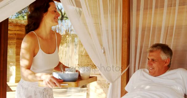 Mujer sirviendo bandeja de desayuno al hombre — Vídeos de Stock