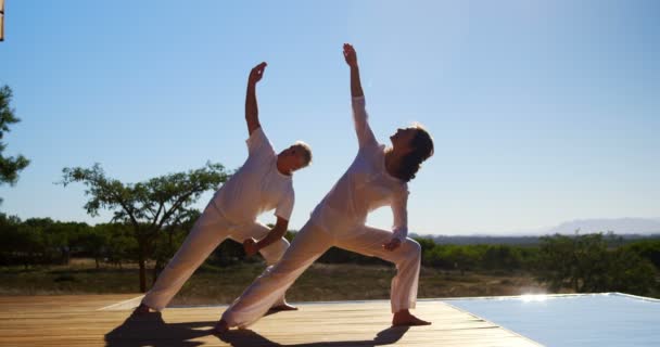 Pareja haciendo yoga en resort — Vídeo de stock
